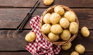 Тайната при лесното белене на картофи е...