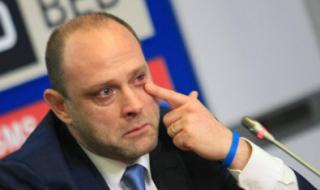 Тити Папазов продава акциите на Левски за 10 млн. и 700 хил. лева