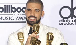 Историческо постижение за Дрейк в класация за сингли