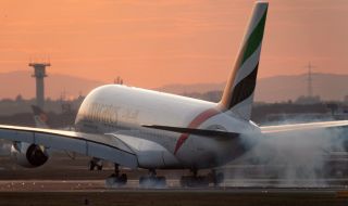 Авиокомпания възобновява полетите с най-големия пътнически самолет