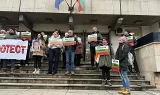 Близки на загиналия бивш кмет на Червен бряг протестират във Велико Търново
