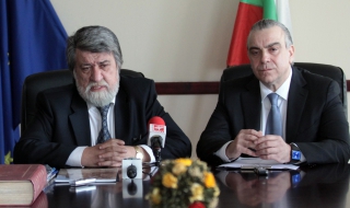 Министърът на културата цитира Смирненски, чиято роля е играл