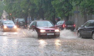 Дъжд с градушка наводни София