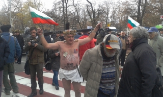 Гол старец поведе пенсионерите в София