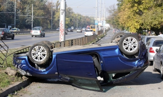Кола се обърна по таван на "Цариградско" (Снимки)