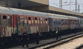 Първо във ФАКТИ: Десетки полицаи с автомати проверяват влак на гара Пловдив СНИМКИ