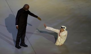 Кой е мъжът без крака, приковал всички погледи на откриването на Световното в Катар? (СНИМКИ)