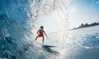 Рекорд: Сърфистка яхна 13-метрова вълна в Хавай (ВИДЕО)