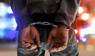 Пловдивски полицаи арестувани с 2 каси луканка подкуп