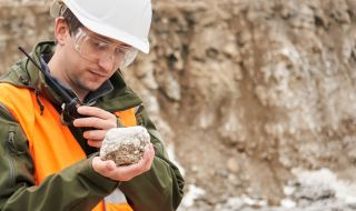Защо геолозите облизват камъните?