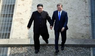 Историческо! Ким Чен-ун стъпи в Южна Корея