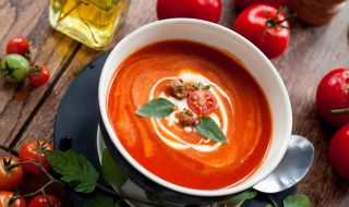 Рецепта за вечеря: Супа със сушени домати и билкови крутони