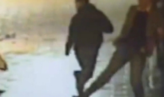 Цивилен помогна на британски полицаи (ВИДЕО)