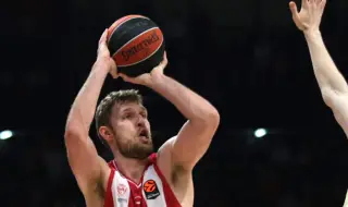 Олимпиакос триумфира над АЕК и се класира за полуфиналите на Купата на Гърция – Везенков пак блести