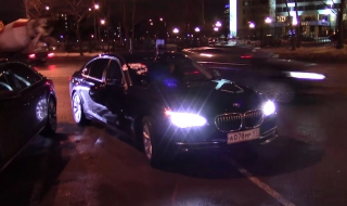 Защо в Русия чиновниците обичат служебните коли със син буркан? (Видео)