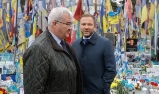 Естонският външен министър се поклони пред героите на Украйна в Киев