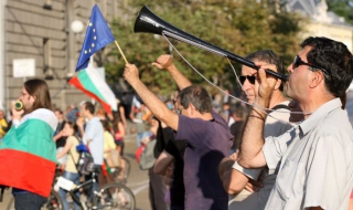 И в жегата стотици „против“ и „за“ Орешарски - Обновена в 21.48 ч.