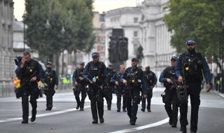 Полицаи бяха намушкани с нож в центъра на Лондон