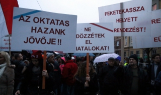 Учители и родители излязоха на протест срещу Виктор Орбан