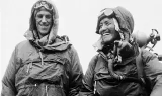 29 май 1953 г.: Едмънд Хилари и Тензинг Норгей стават първите хора, стъпили на Еверест