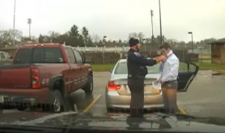 Полицай да ти завърже вратовръзката (ВИДЕО)