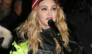 Мадона пя и танцува ... в кола (видео)