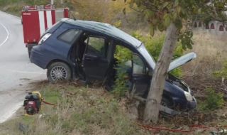 Мъж загина в тежка катастрофа между кола и автобус във Варненско