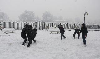 Масов бой със снежни топки в Лийдс
