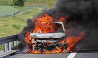 Шокиращи кадри: Спасиха жена от горяща кола (ВИДЕО)