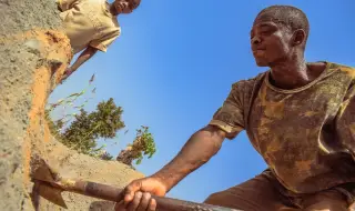 Срутване на златна мина в Нигерия: Над 30 миньори са блокирани