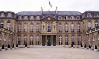 Жена се пали пред Елисейския дворец. Полицайка я спасява