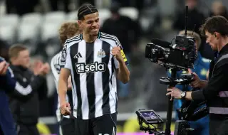 Палачът на Ман Юнайтед е бил посрещнат с овации на „Олд Трафорд“