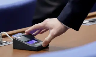 Скандал между "Възраждане" и АПС прекъсна заседанието на парламента