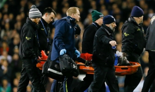 Футболист колабира на терена по време на мача между Тотнъм и Суонзи