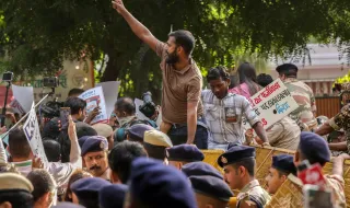 Масови протести в Делхи: Опозицията иска оставката на главния избирателен комисар