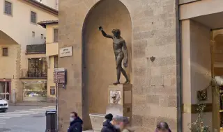 Туристка се изгаври със статуя във Флоренция, предизвика вълна от възмущение (СНИМКИ)