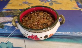 Рецепта на деня: Лятна супа от лозови листа и джанки