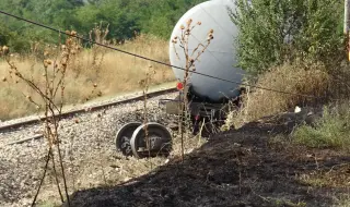 Товарен влак гори край село Пясъчево