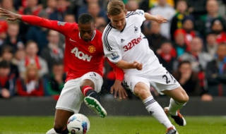 Юнайтед остава в борбата за титлата след победа над Суонзи