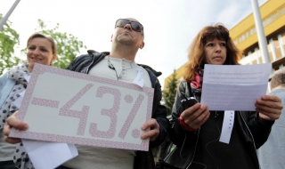 Журналисти от БНР на протест заради орязване на хонорарите