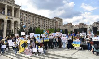 В украинското общество е настъпила "декомунизация" и "дерусификация"
