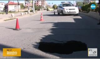 Кола пропадна в 3-метрова дупка в Казанлък (ВИДЕО)