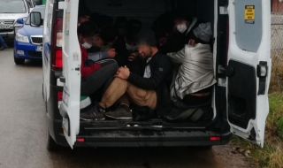 Арестуваха българин, опитал да прекара 13 нелегални мигранти през страната
