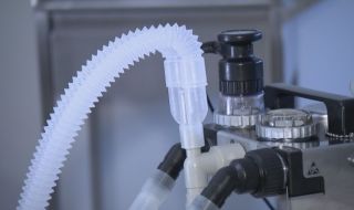 Спасиха мъж с COVID-19 след 3 месеца на апаратно дишане