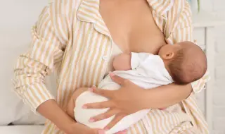 Майка на 3 деца стана сензация - кърми и съпруга си