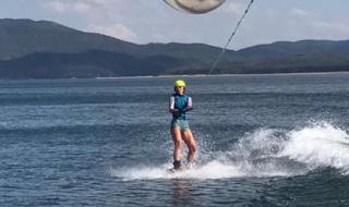 Екатерина Захариева показа умения на уейкборд на язовир „Искър“