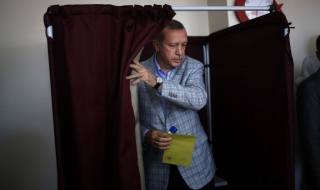 Ердоган печели на първи тур президентските избори в Турция (обновена)