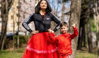 Родната дизайнерка Вяра Бориславова с опит да постави рекорд на Гинес за най-дългото речно ревю (СНИМКИ)