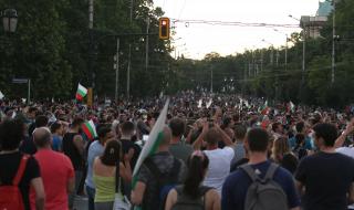 Протестиращи блокираха "Орлов мост", искат оставката на Борисов (ВИДЕО)