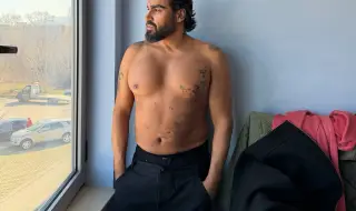 Азис изпъчи новите си гърди, съветва феновете си да не си губят времето със спорт (СНИМКИ)